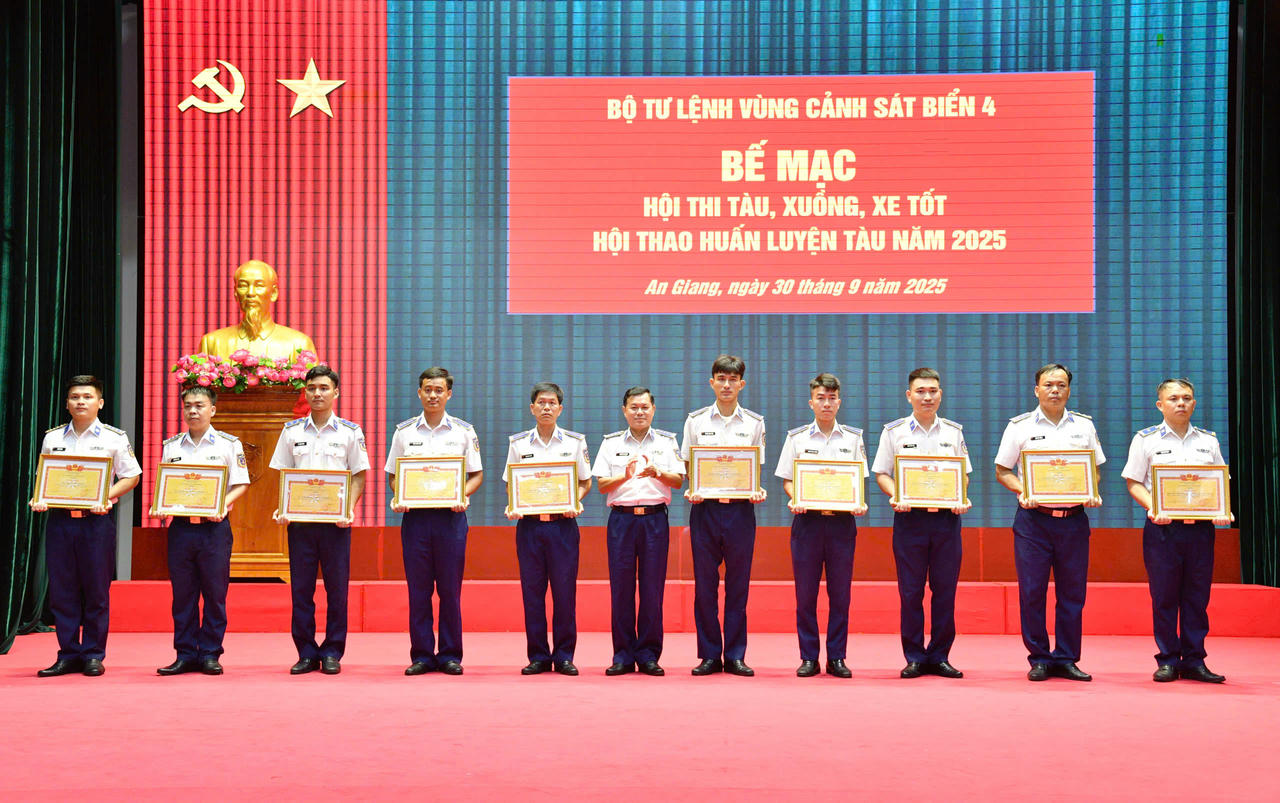 Đại tá Nguyễn Thái
Dương - Ủy viên Ban Thường vụ Đảng ủy, Phó Chính ủy Bộ Tư lệnh Vùng Cảnh sát biển
4 trao thưởng cho các tập thể, cá nhân đạt thành tích tốt trong Hội thi - Hội
thao.