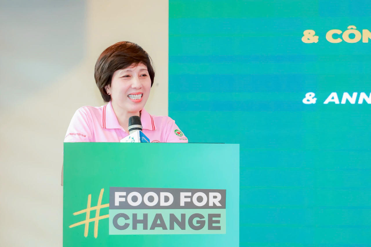 Bà Lê Nhật Thùy - Phó Tổng Giám đốc cấp cao, Chủ tịch Quỹ hỗ trợ từ thiện C.P. Việt Nam phát biểu tại chương trình.