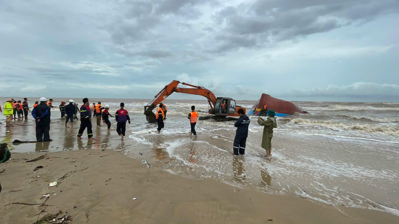 Lực lượng vũ trang tỉnh Quảng Trị
phối hợp với chính quyền địa phương nỗ lực kéo tàu bị nạn lên vị trí an toàn.