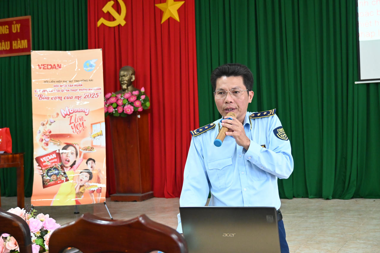 Ông Nguyễn Vũ Khanh chia sẻ về an toàn và vệ sinh thực phẩm đúng cáchẢnh: Hội Liên hiệp Phụ nữ tỉnh Đồng Nai cung cấp.