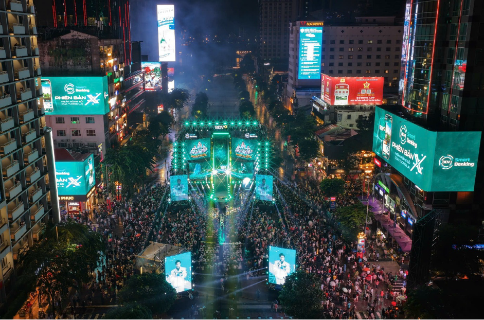 Hàng chục ngàn khán giả chìm đắm trong không gian âm nhạc - công nghệ BIDV Music Festival.