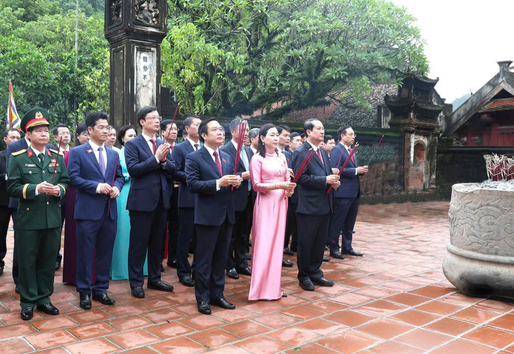 Các đại biểu dâng hương tại Đền thờ Vua Đinh Tiên Hoàng.