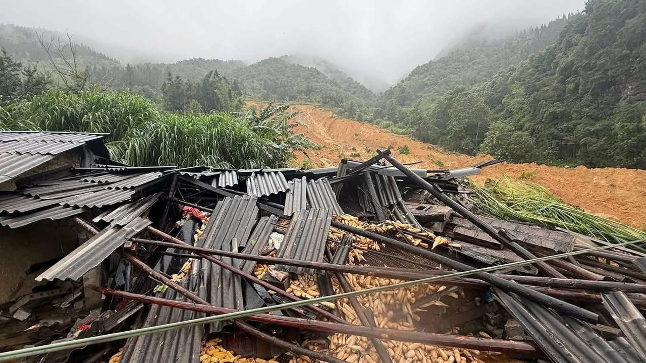 Nhiều ngôi nhà của người dân trên địa bàn bị hư hỏng, đổ sập. (Ảnh: Lê Hanh)