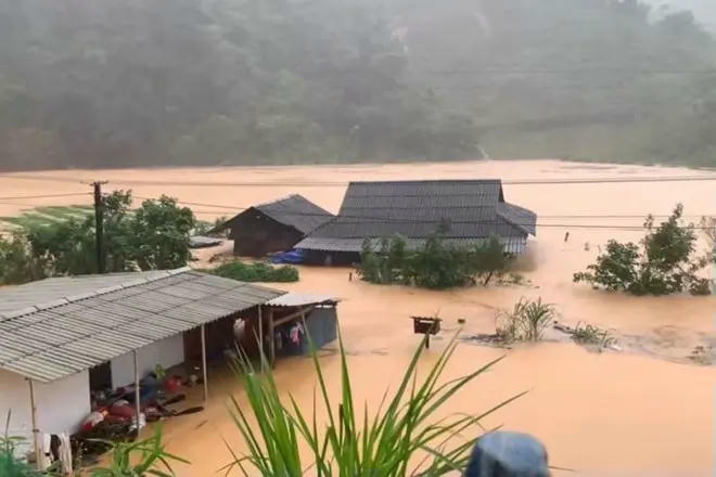 Nước lũ ở các sông, suối dâng cao làm khiến bản Bang, xã Mường Bang, tỉnh Sơn La bị ngập sâu và cô lập. (Ảnh: CTV)