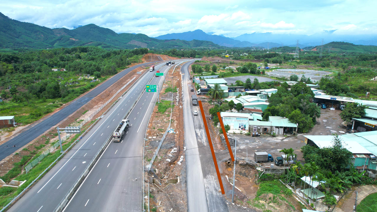 Người dân sống cạnh cao tốc Hòa Liên - Túy Loan khốn khổ vì nước mưa chảy thẳng vào nhà