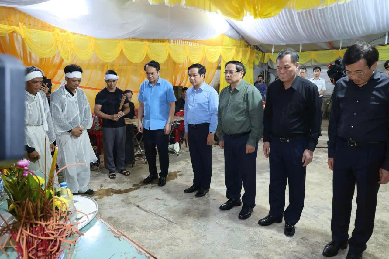 Thủ tướng Phạm Minh Chính thăm hỏi người dân bị thiệt hại do lốc xoáy tại Ninh Bình