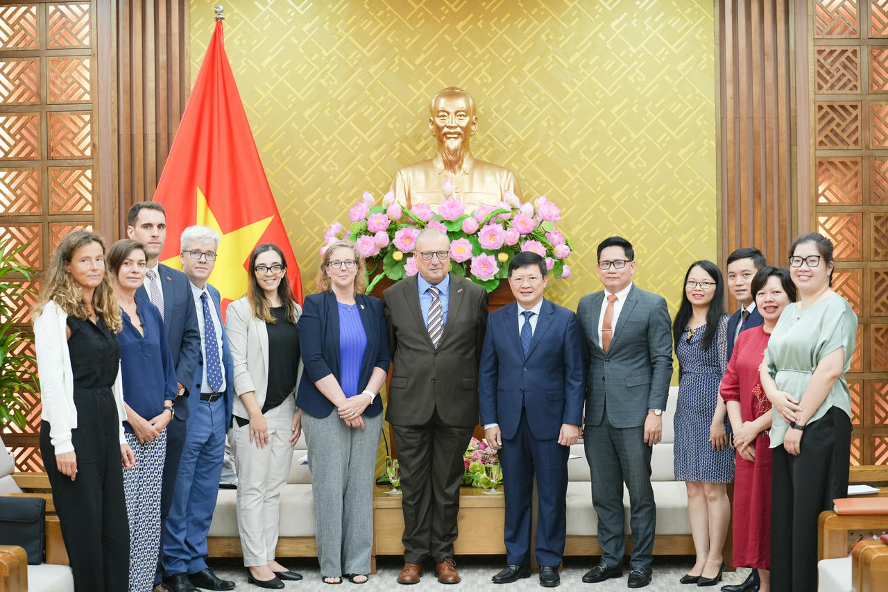 Thứ trưởng Mai Lương Khôi chụp ảnh lưu niệm cùng ông Mario Ronconi và đại biểu hai Bên.