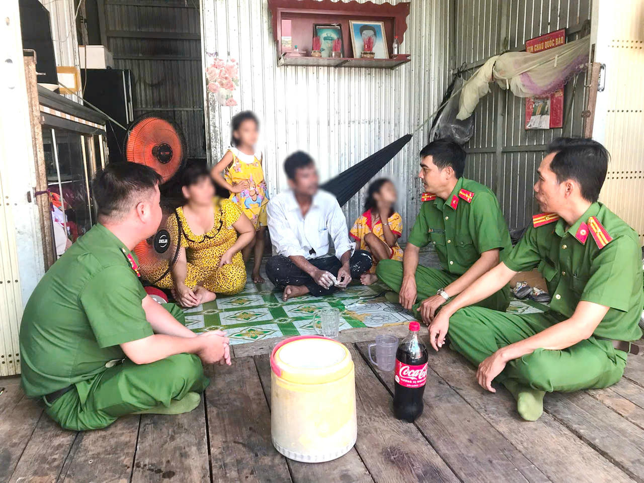 Lực lượng Công an thăm hỏi, động viên gia đình người được vay vốn theo Quyết định số 22.