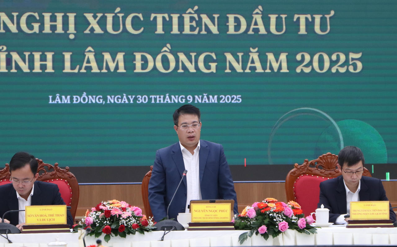 Ông Nguyễn Ngọc Phúc - Phó Chủ tịch UBND tỉnh Lâm Đồng trao đổi thông tin tại buổi họp báo.