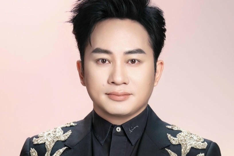 Ca sĩ Tùng Dương và bạn ủng hộ 1 tỷ đồng cho 5 tỉnh bị ảnh hưởng bão số 10