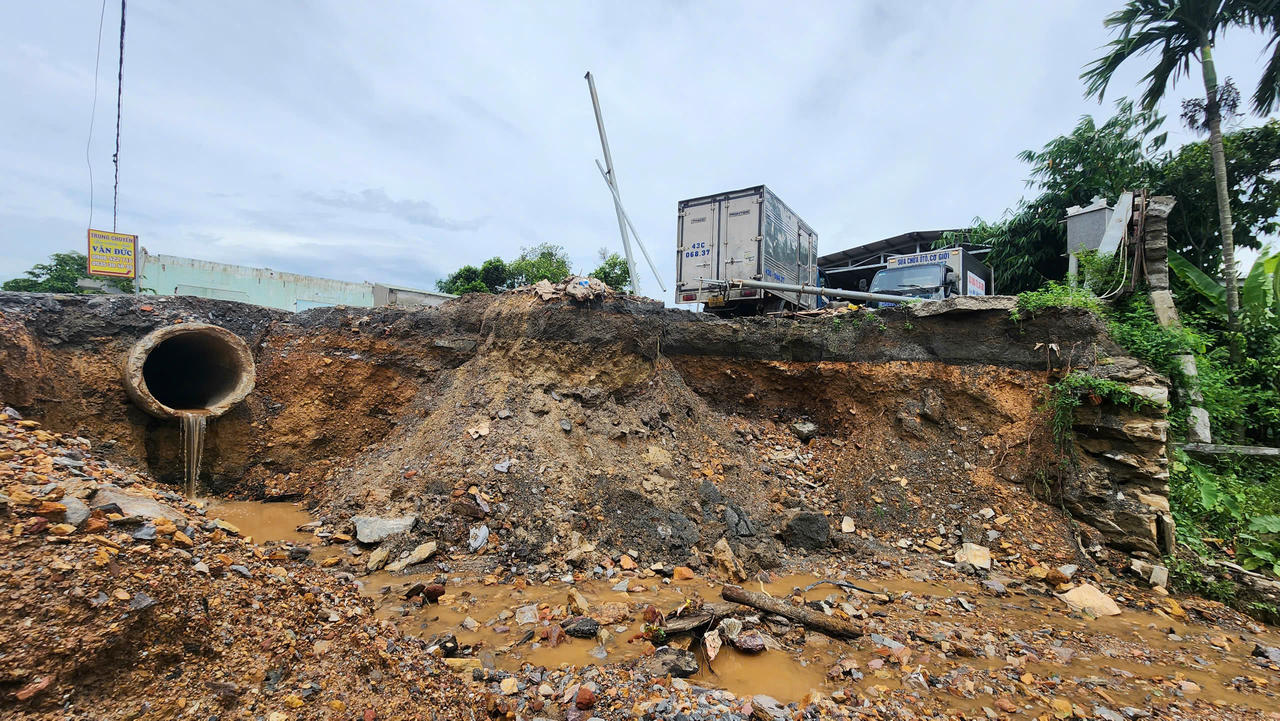 Người dân sống cạnh cao tốc Hòa Liên - Túy Loan khốn khổ vì nước mưa chảy thẳng vào nhà