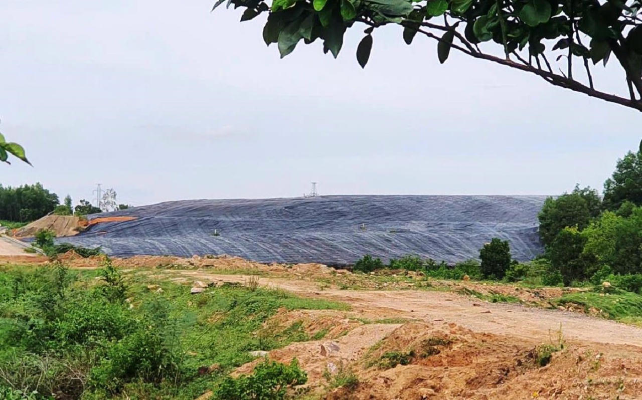 Hơn 20.000 tấn rác thải Công ty CP Môi trường Huy Hoàng ECO chôn lấp trái quy định.