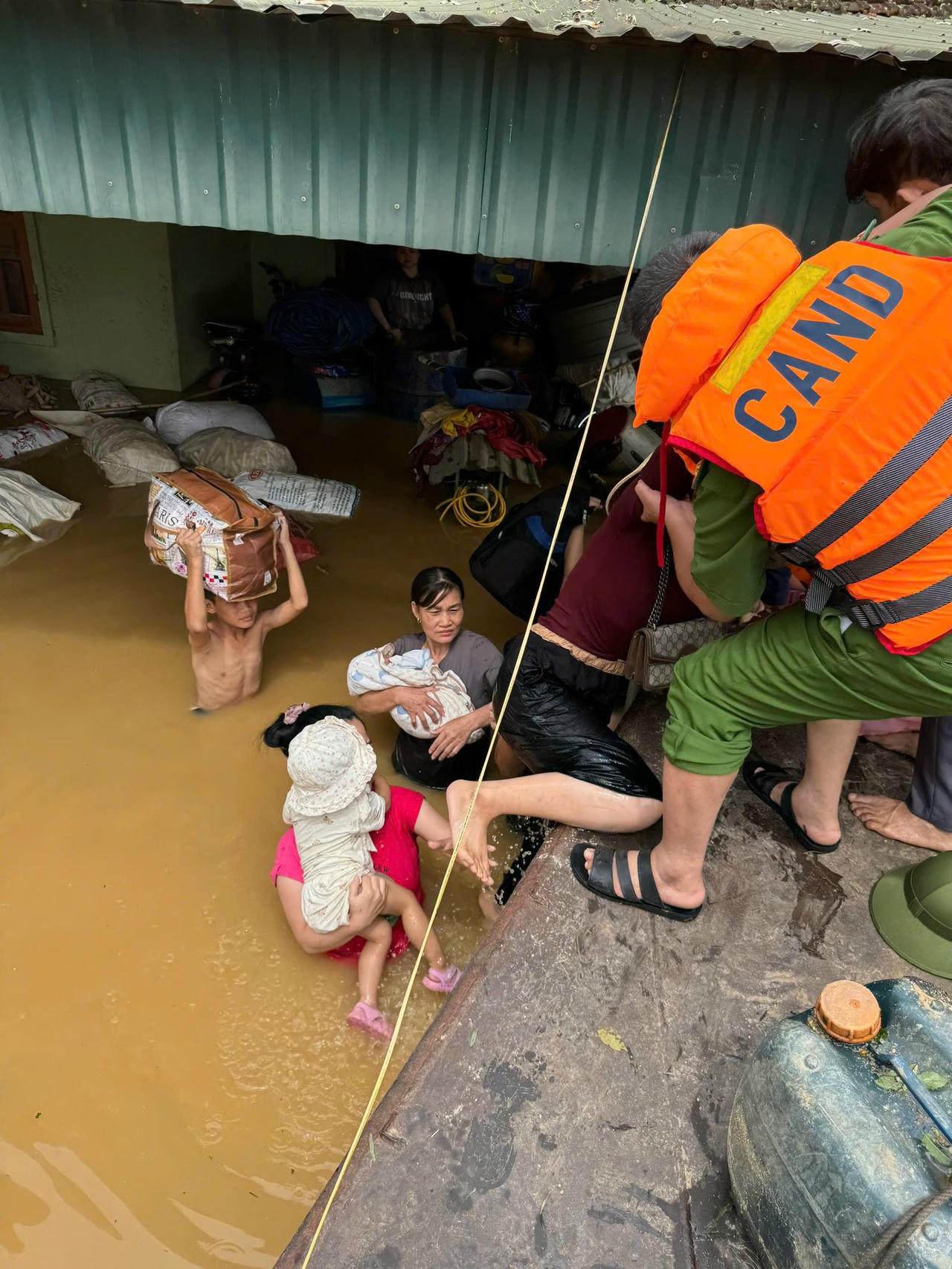 Lực lượng Công an xã Tân Kỳ hỗ trợ người dân vùng ngập lụt di dời đến nơi an toàn để tránh trú. (Ảnh: Công an cung cấp)
