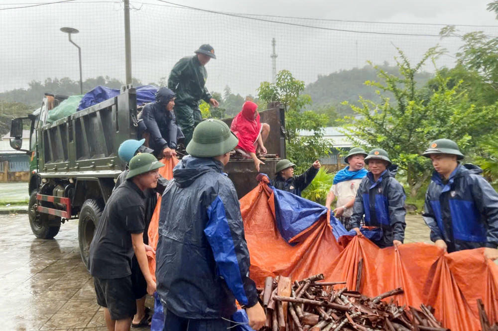 Bộ Chỉ huy Quân sự tỉnh Tuyên Quang huy động hơn 100 cán bộ, chiến sĩ giúp nhân dân ứng phó với thiên tai. (Ảnh: Lê Hanh)