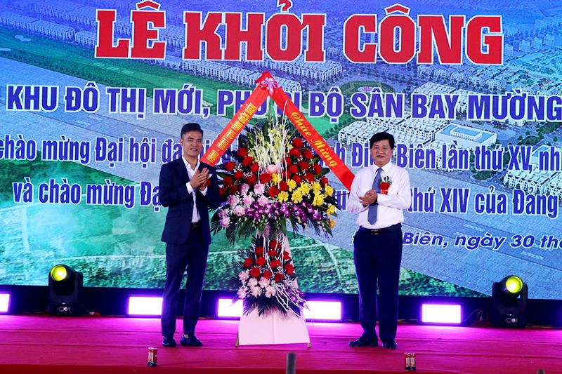Lãnh đạo tỉnh Điện Biên tặng hoa chúc mừng lễ khởi công. (Ảnh: CTV)