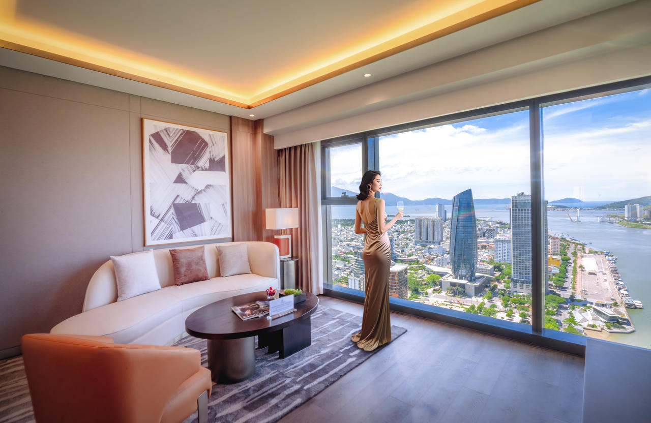Không gian sống rộng mở cùng tầm view mãn nhãn hướng Sông Hàn và biển xanh từ căn hộ M Landmark Residences Đà Nẵng