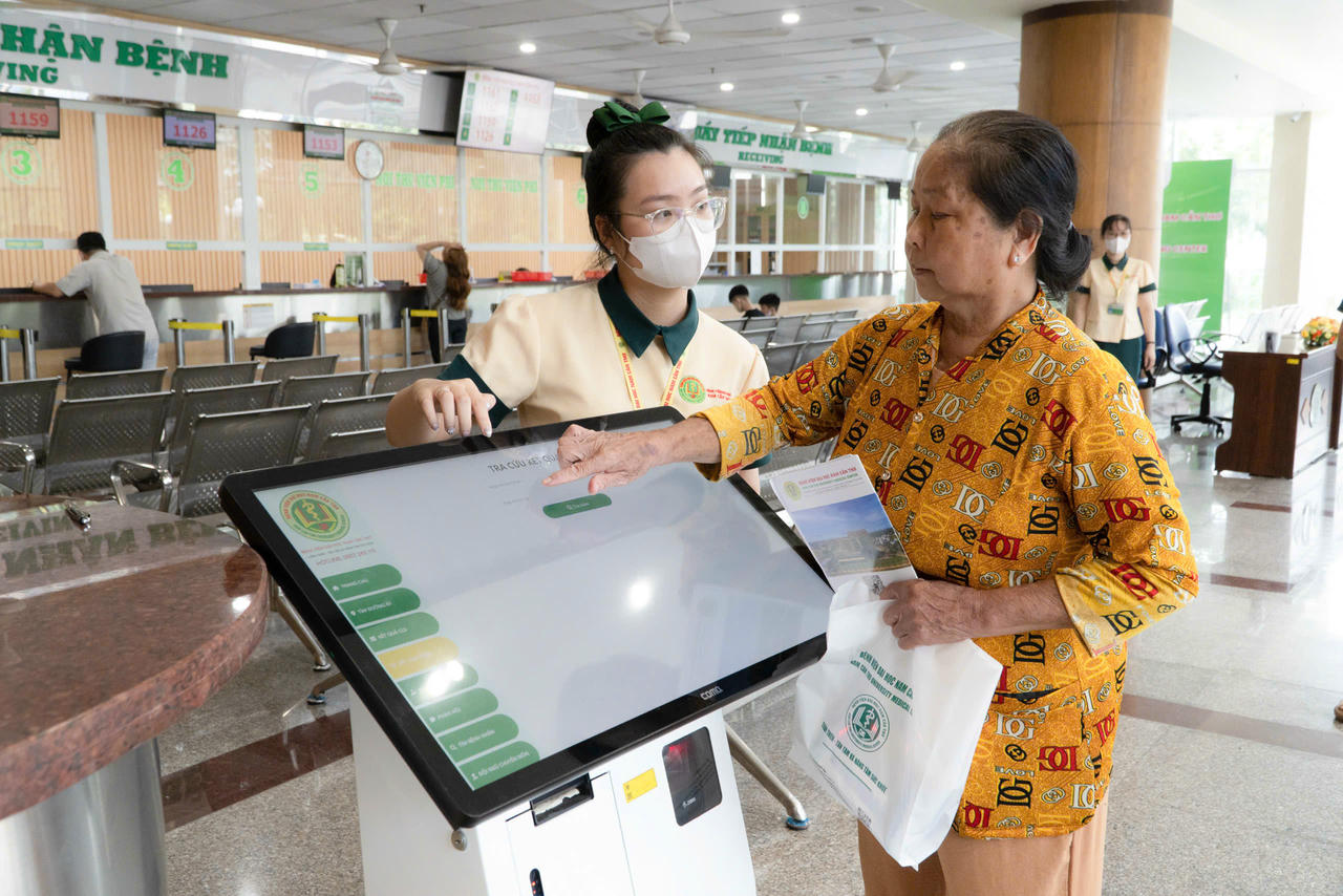 Nhân viên của Bệnh viện Đại học Nam Cần Thơ hướng dẫn người dân.