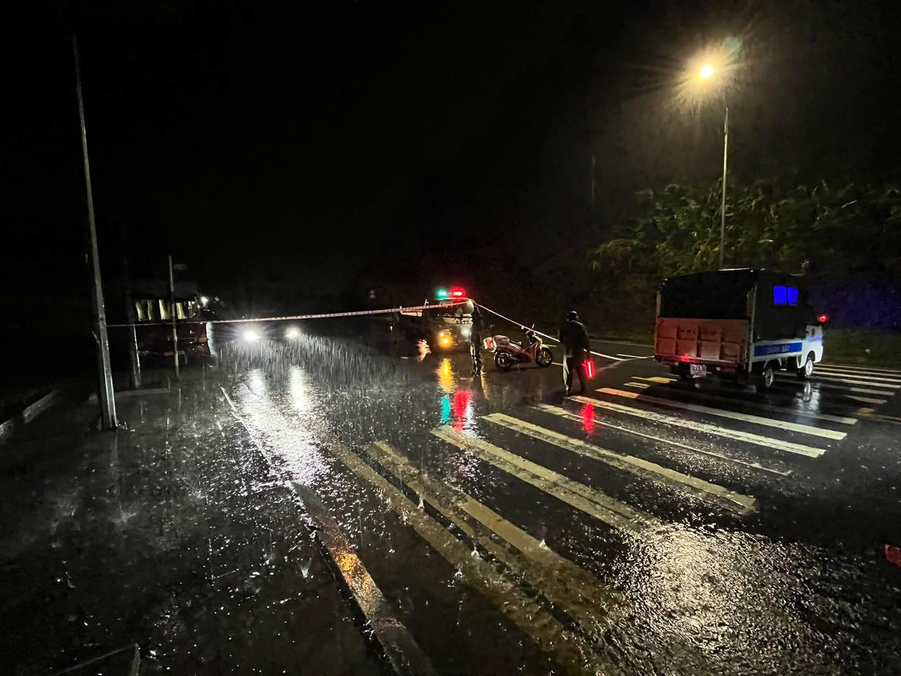 Địa phương tạm dừng các phương tiện, đề nghị quay đầu tuyến quốc lộ 4D hướng Lào Cai - SaPa do ngập và sạt lở đất đá. Ảnh: Công an tỉnh Lào Cai 