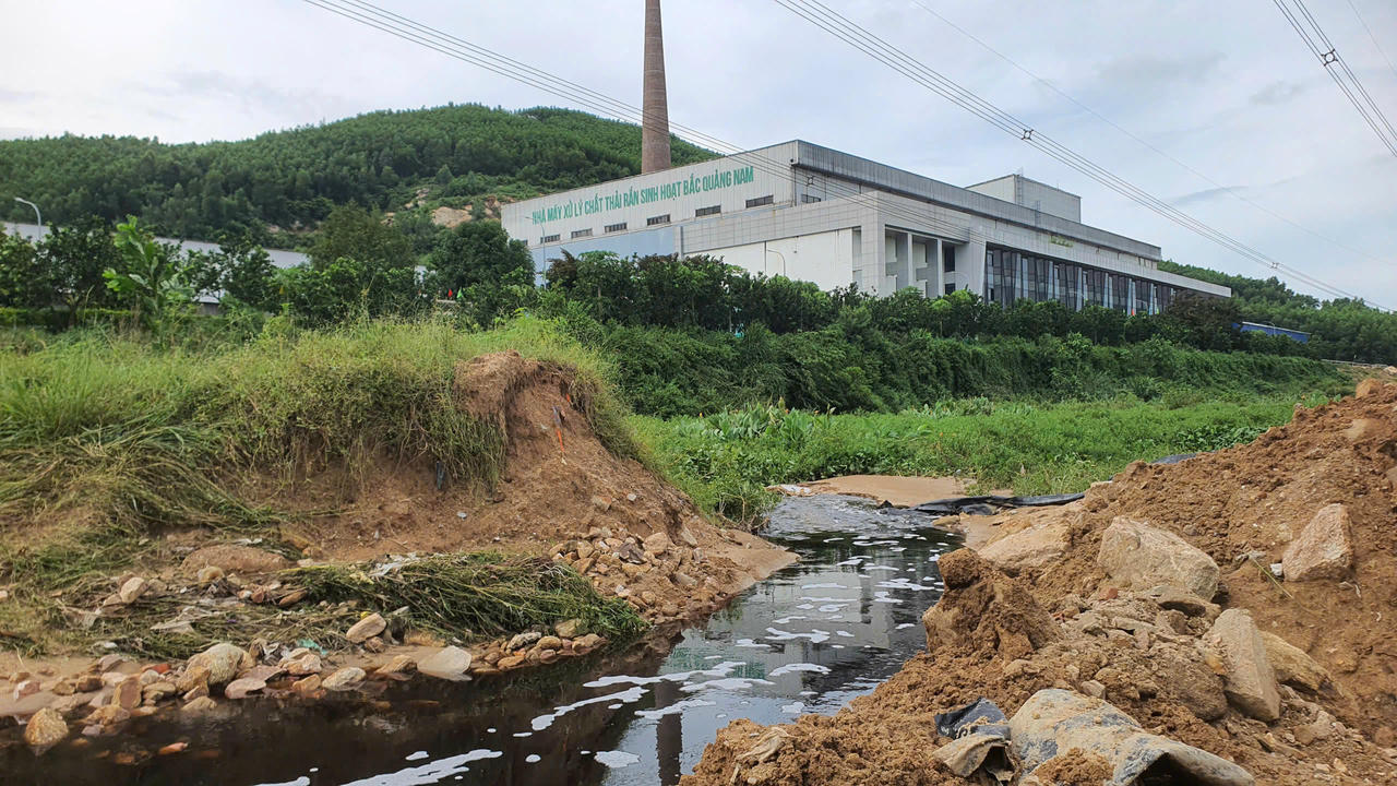 Vụ đổ trộm chất thải chưa xử lý, che bạt phi tang: Đà Nẵng giao công an điều tra