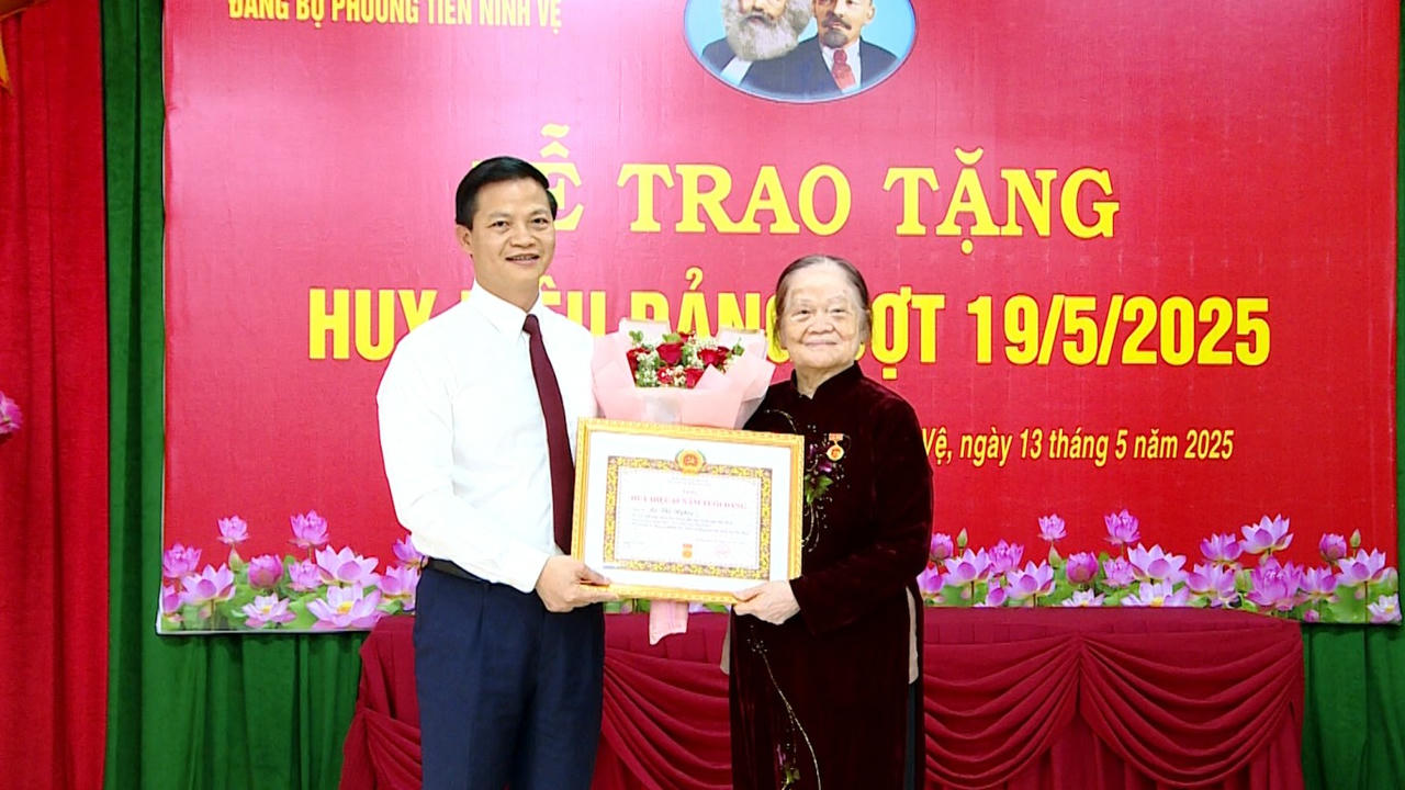 Chủ tịch UBND tỉnh Vương Quốc Tuấn trao Huy hiệu Đảng đợt 19/5/2025 cho các đảng viên đang sinh hoạt tại Đảng bộ phường Tiền Ninh Vệ.