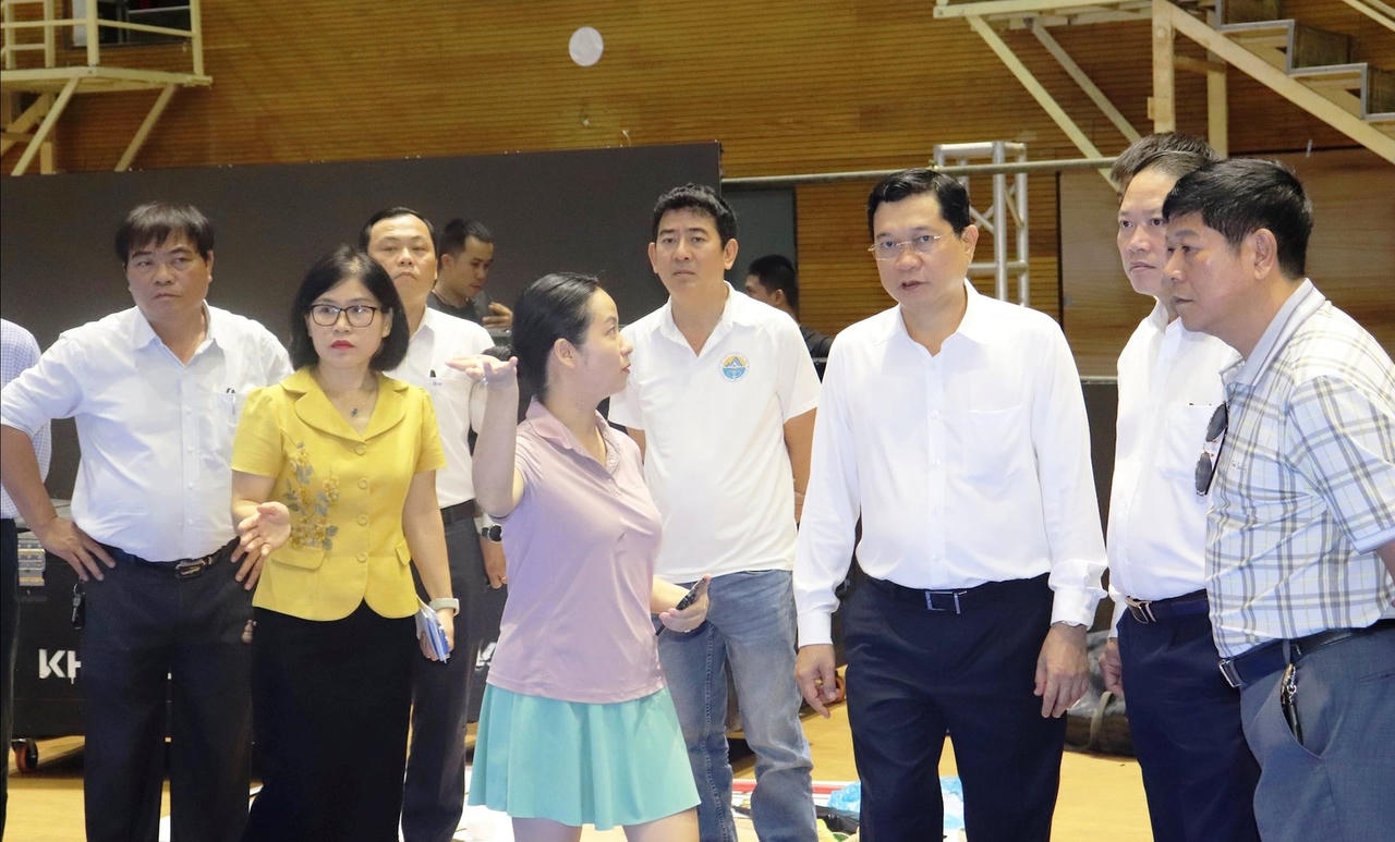 Phó Chủ tịch Thường trực HĐND thành phố, Chủ tịch Liên đoàn Pickleball TP Đà Nẵng Trần Phước Sơn (thứ 3, bên phải sang) kiểm tra công tác chuẩn bị sân thi đấu cho hạng mục Pro  phục vụ giải PPA Tour Asia - MB Vietnam Cup 2025. 