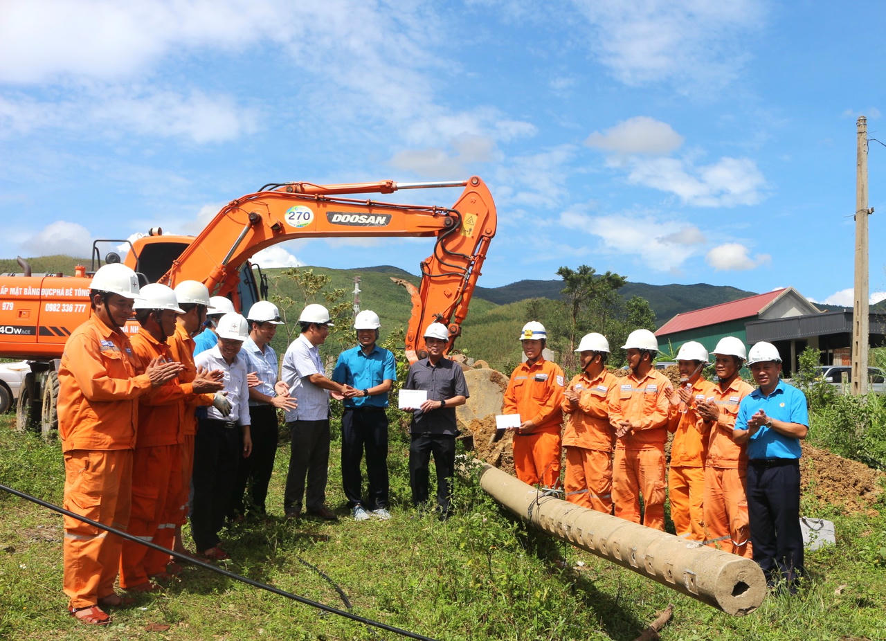 Ông Uông Quang Huy - Phó Chủ tịch Công đoàn Điện lực Việt
Nam trao quà, động viên công nhân ngành điện ngay tại hiện trường khắc phục sự
cố.