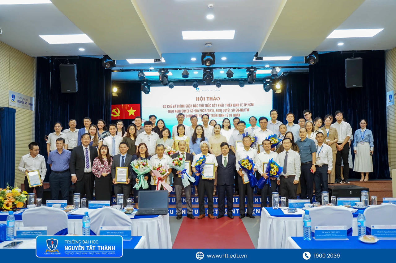 Các đại biểu chụp hình lưu niệm.