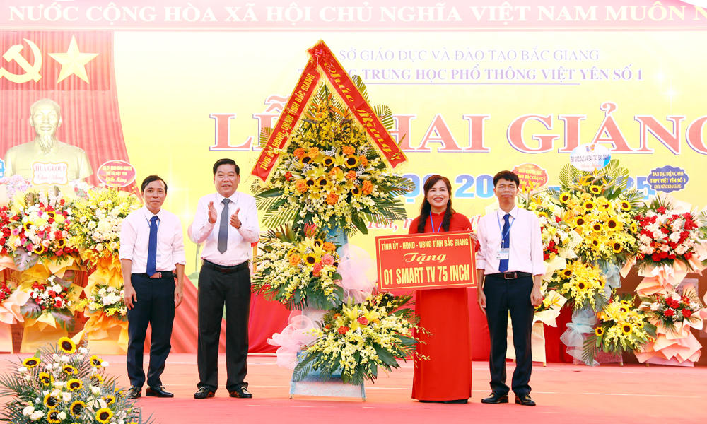 Bí thư tỉnh uỷ Nguyễn Văn Gấu tặng hoa, quà của Tỉnh ủy - HĐND - UBND tỉnh chúc mừng nhà trường.