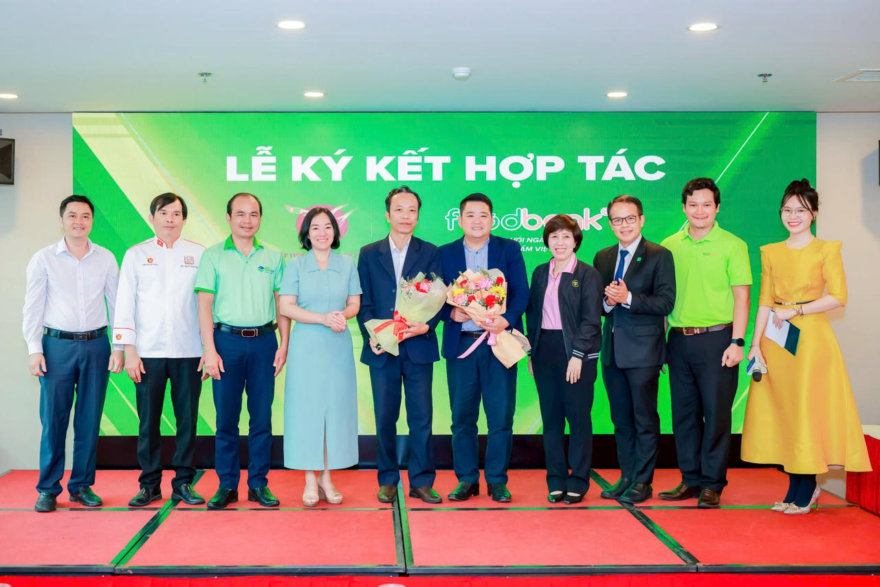 Các đại diện của C.P. Việt Nam chứng kiến và chúc mừng Lễ ký kết “Tăng cường hoạt động chống thất thoát, lãng phí thực phẩm trong hệ thống F&B và các lễ hội ẩm thực”.