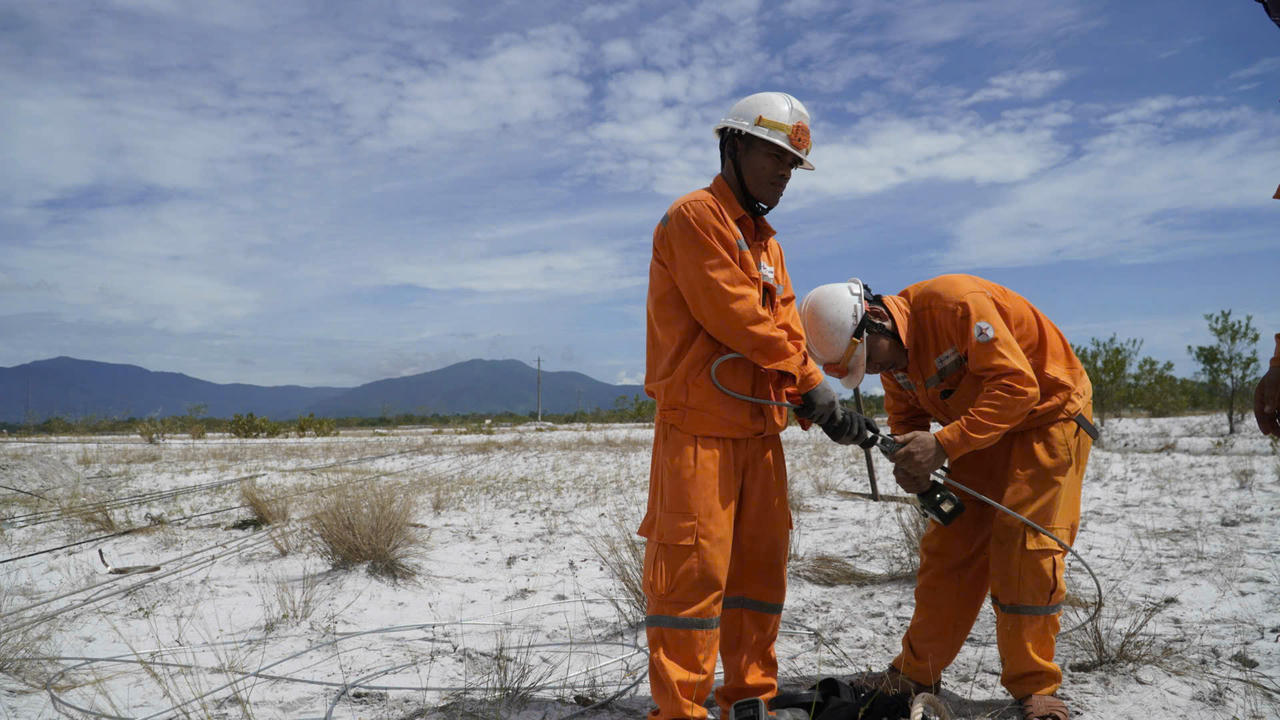 Cán bộ, công nhân làm việc xuyên trưa để sớm đưa dòng điện trở
lại.