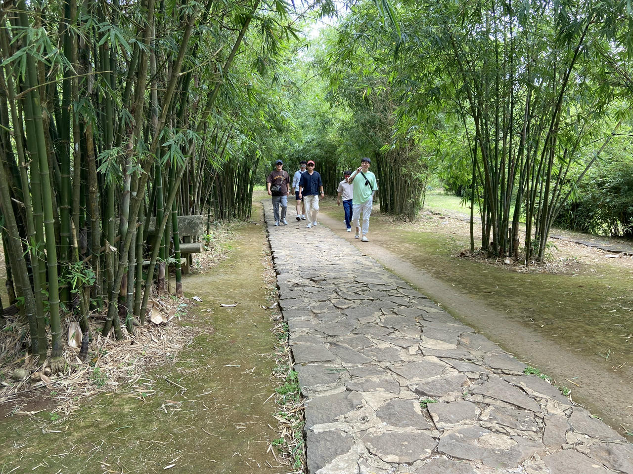 Du khách tham quan, tìm hiểu hệ
thống địa đạo độc đáo tại Quảng Trị.