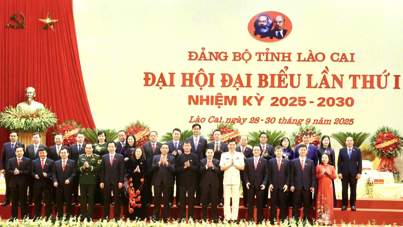 32 đại biểu chính thức và 2 đại biểu dự khuyết dự Đại hội cấp trên ra mắt Đại hội.