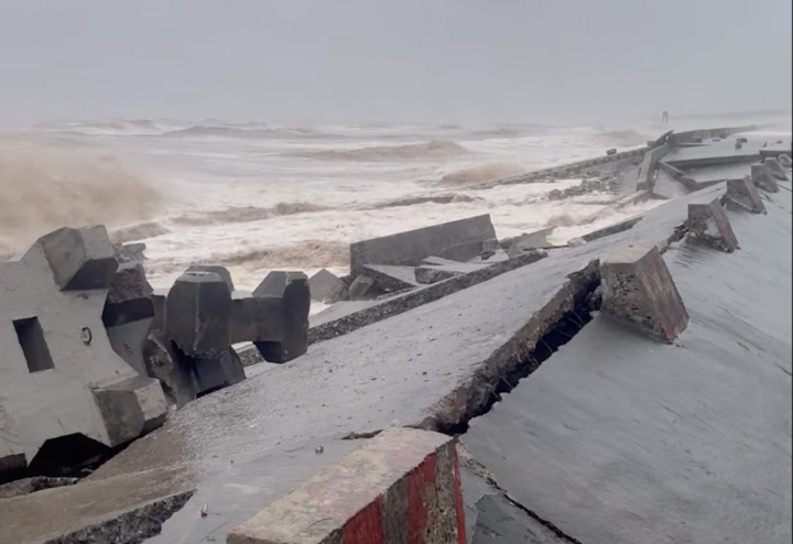 15 sự cố đê điều liên tiếp sau bão số 10, Bộ Nông nghiệp ra công điện khẩn