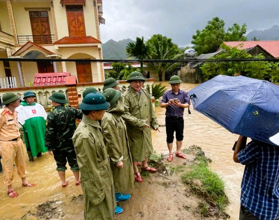 Lãnh đạo UBND tỉnh Thanh Hóa trực tiếp kiểm tra, chỉ đạo khắc phục hậu quả do bão số 10 gây ra.