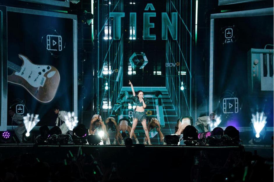 “Chị đẹp” Tóc Tiên “cháy hết mình” cùng vũ đoàn tại BIDV Music Festival.