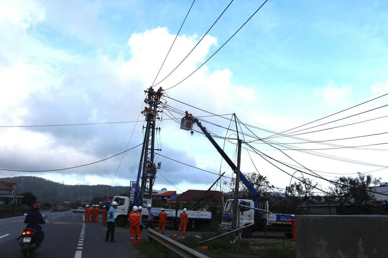 Công nhân Điện lực Quảng Trị chạy đua với thời gian, khẩn
trương khắc phục sự cố sau bão số 10.