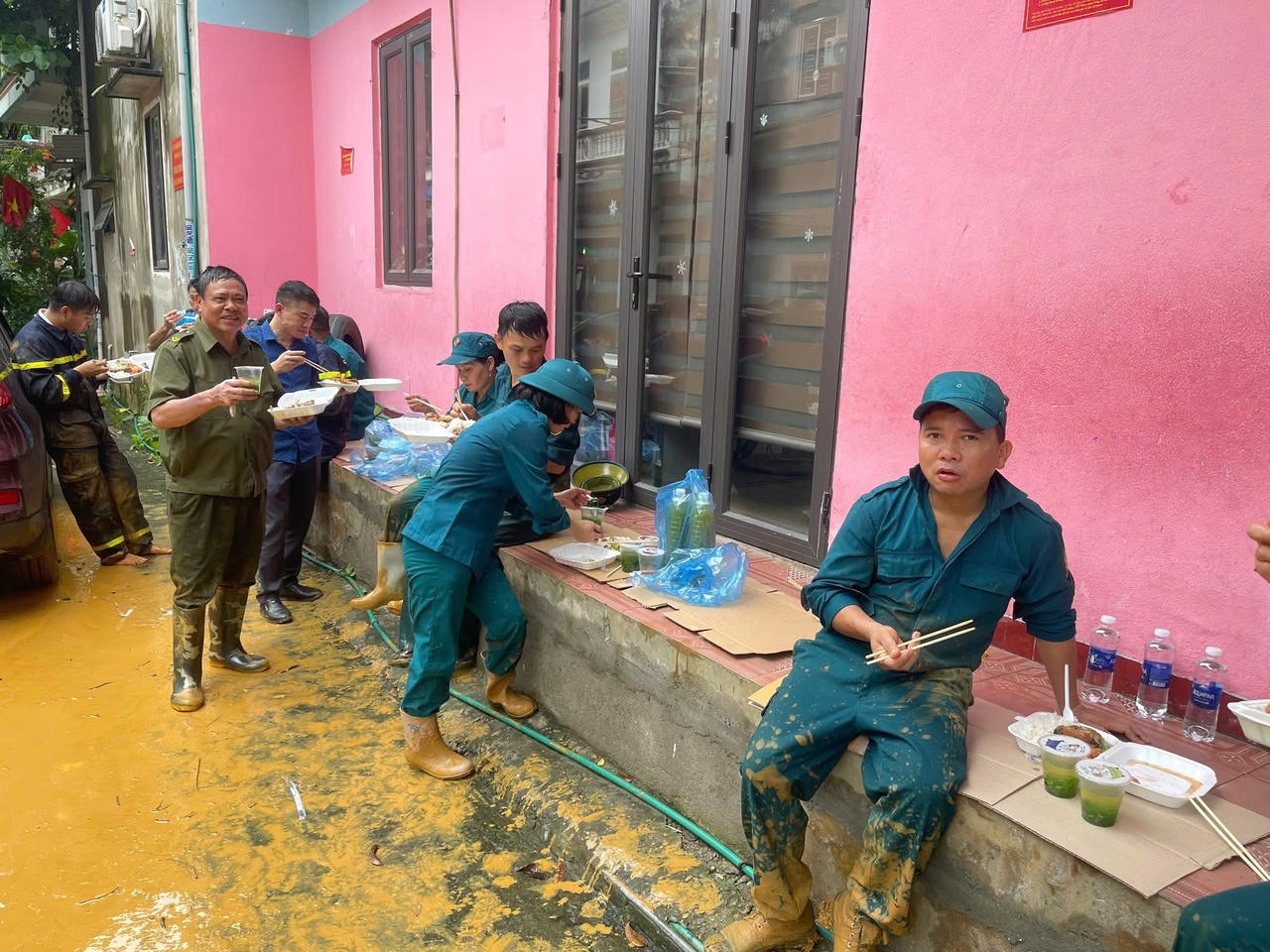  Các
cơ quan, đơn vị, địa phương duy trì công tác trực 24/24 giờ, theo dõi chặt chẽ
các bản tin dự báo, cảnh báo; thông tin kịp thời đến các tổ dân phố, người dân
biết, chủ động phòng tránh, đồng thời sẵn sàng các phương án ứng phó đảm bảo an
toàn tính mạng và tài sản của người dân khi có tình huống xảy ra.