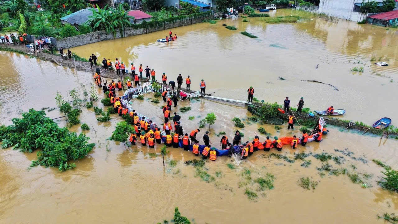 Lực lượng chức năng tỉnh Thái Nguyên kịp thời xử lý dứt điểm vị trí đê bị vỡ.
