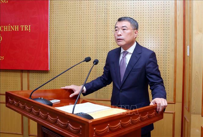 Đồng chí Lê Minh Hưng, Ủy viên Bộ Chính trị, Bí thư Trung ương Đảng, Trưởng ban Tổ chức Trung ương phát biểu, giao nhiệm vụ cho đồng chí Bùi Thị Quỳnh Vân. Ảnh: Phạm Kiên/TTXVN