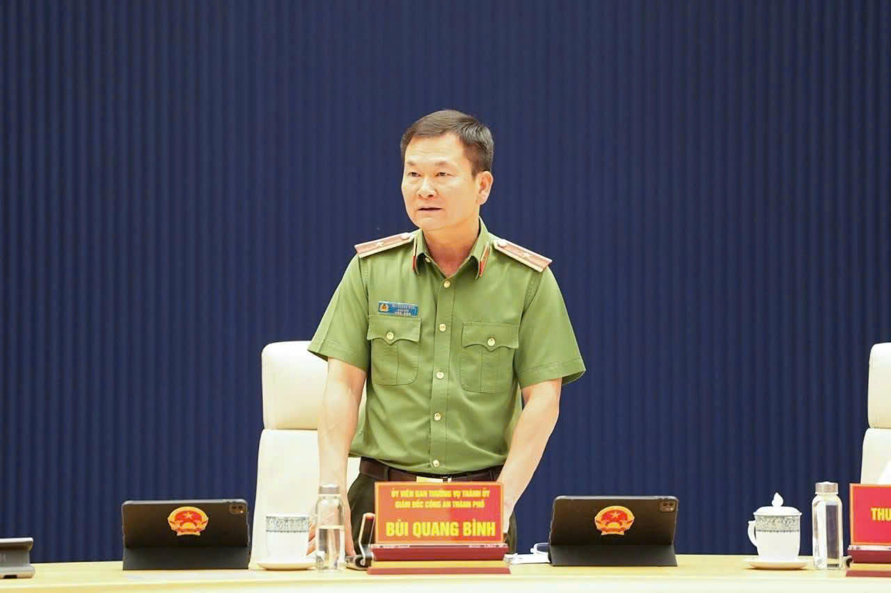 Thiếu tướng Bùi Quang Bình, Giám đốc Công an thành phố phát biểu tại cuộc họp.