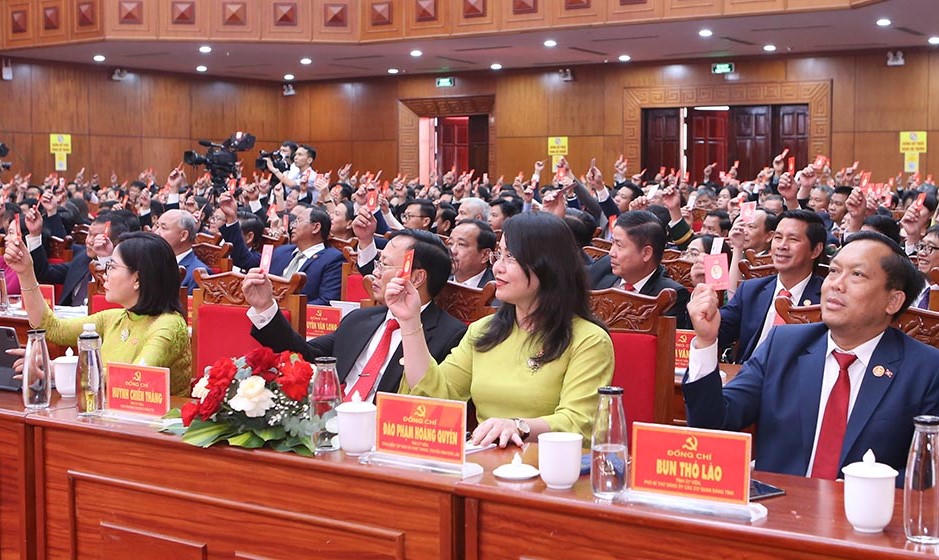 Đại biểu dự Đại hội thực hiện biểu quyết tại Đại hội.