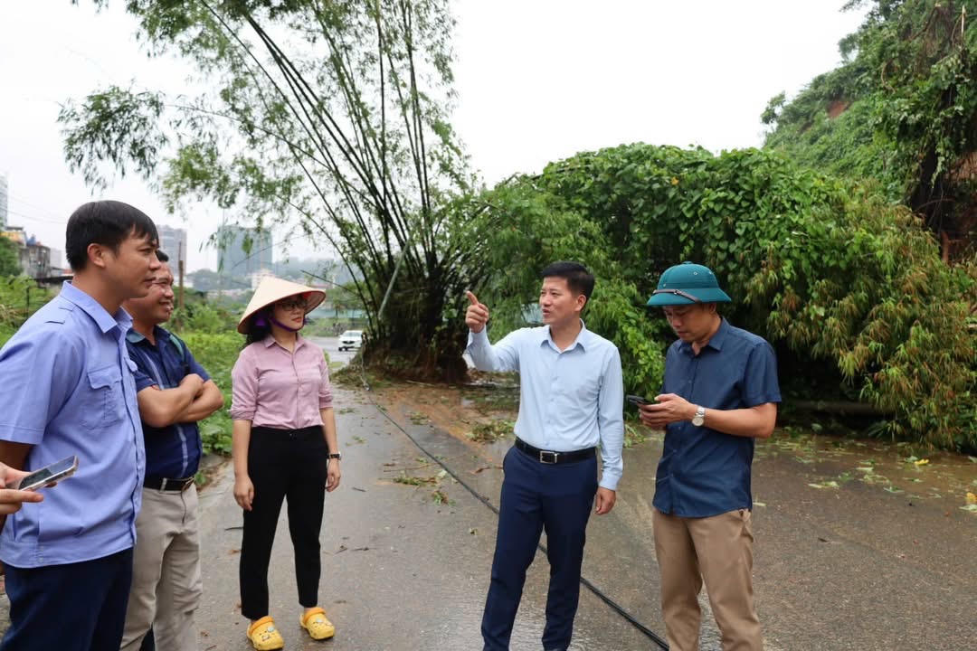 Trước diễn biến phức tạp của cơn
bão số 10 và mưa lũ sau bão, ông Nguyễn Văn Nhất - Phó Bí thư Đảng ủy, Chủ UBND
phường Lào Cai đã trực tiếp có mặt tại hiện trường để chỉ đạo công tác phòng, chống
bão lũ trên địa bàn phường Lào Cai. 