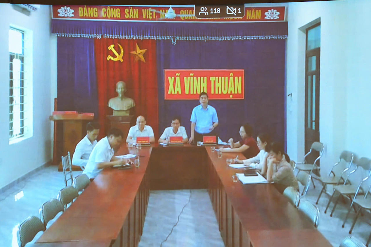 Đại biểu tham dự Hội nghị tại điểm cầu xã Vĩnh Thuận.