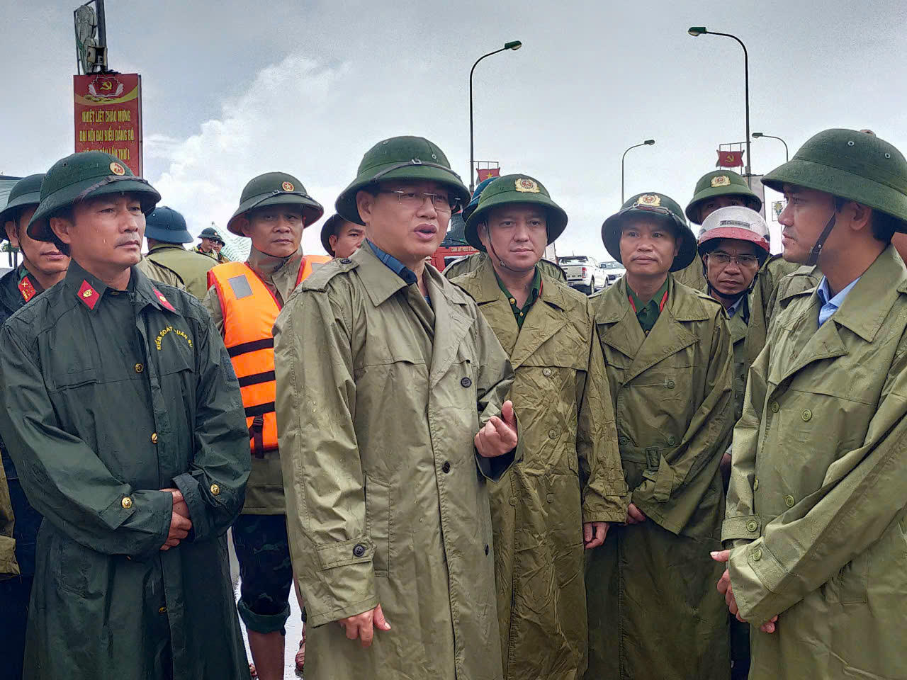Phó Chủ tịch UBND tỉnh Thanh Hóa Mai Xuân Liêm cùng đoàn công tác đi kiểm tra tình hình lũ lụt tại Kim Tân. (Ảnh: CA Thanh Hóa)