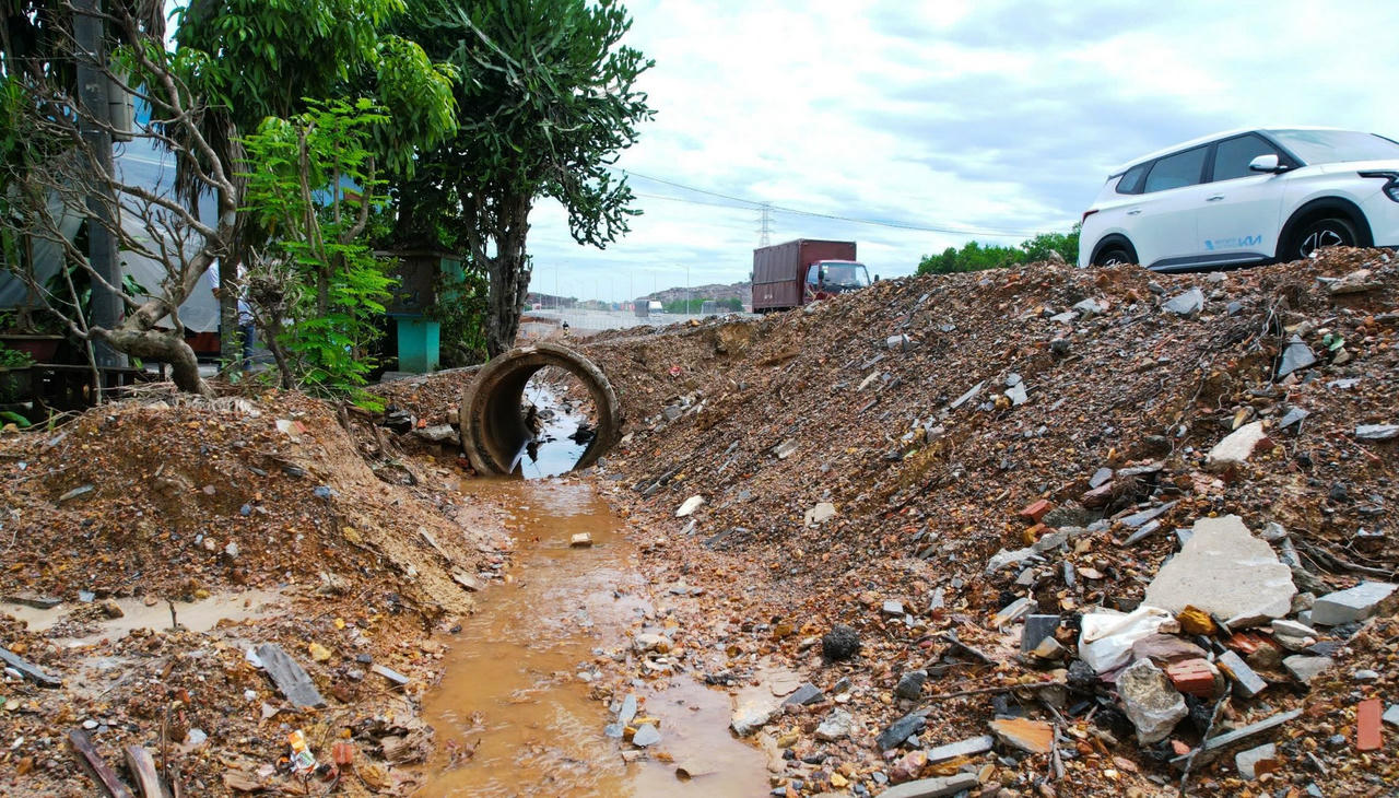 Người dân sống cạnh cao tốc Hòa Liên - Túy Loan khốn khổ vì nước mưa chảy thẳng vào nhà