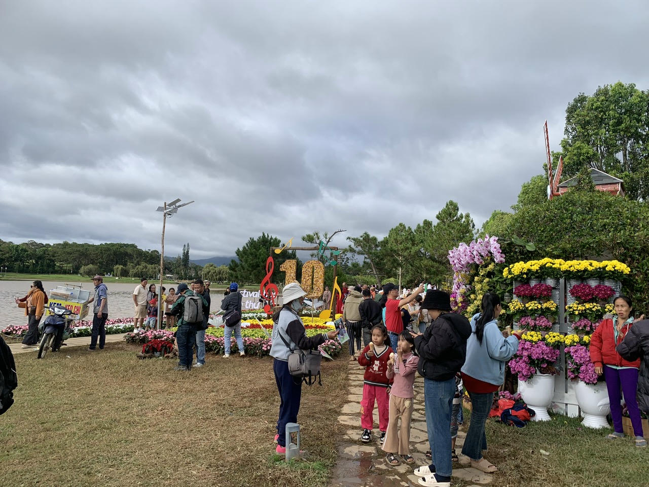 Khách tham quan tại khu vực Hồ Xuân Hương dịp lễ hội Festival Hoa Đà Lạt năm 2024.