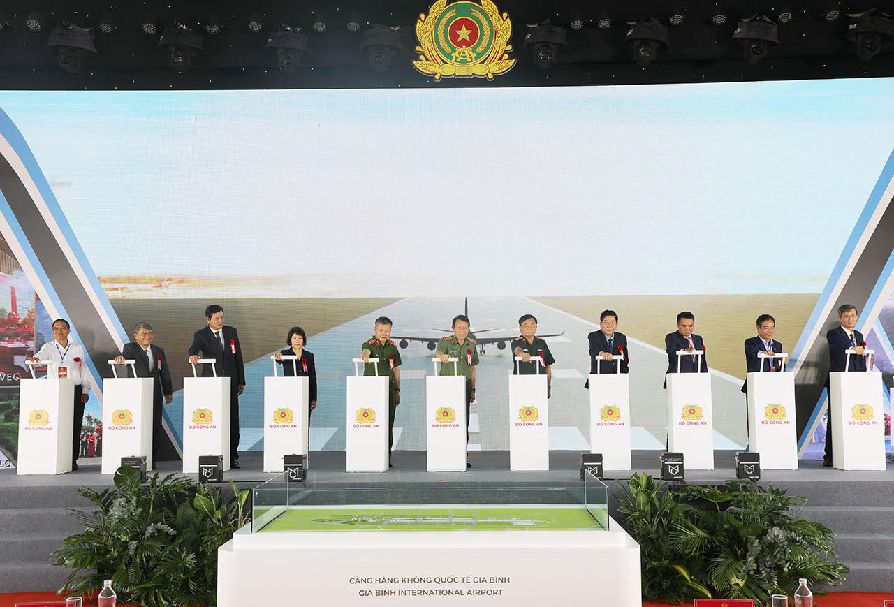 Bộ trưởng Bộ Công an Lương Tam Quang, Bí thư Tỉnh ủy Nguyễn Văn Gấu (nhiệm kỳ 2020 - 2025) và lãnh đạo các Bộ, ngành thực hiện nghi lễ khởi công Dự án xây dựng Cảng hàng không quốc tế Gia Bình.