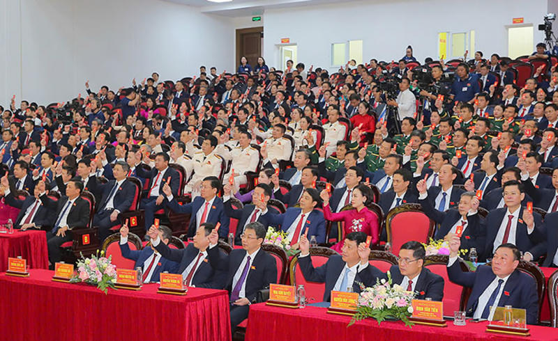 Các đại biểu biểu quyết thông qua Nghị quyết Đại hội đại biểu Đảng bộ tỉnh Ninh Bình lần thứ I, nhiệm kỳ 2025-2030