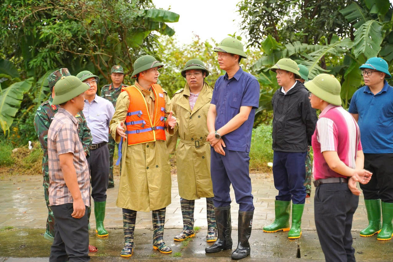 Phó Chủ tịch Thường trực UBND tỉnh chỉ đạo khắc phục ngập lụt tại xã Trấn Yên.