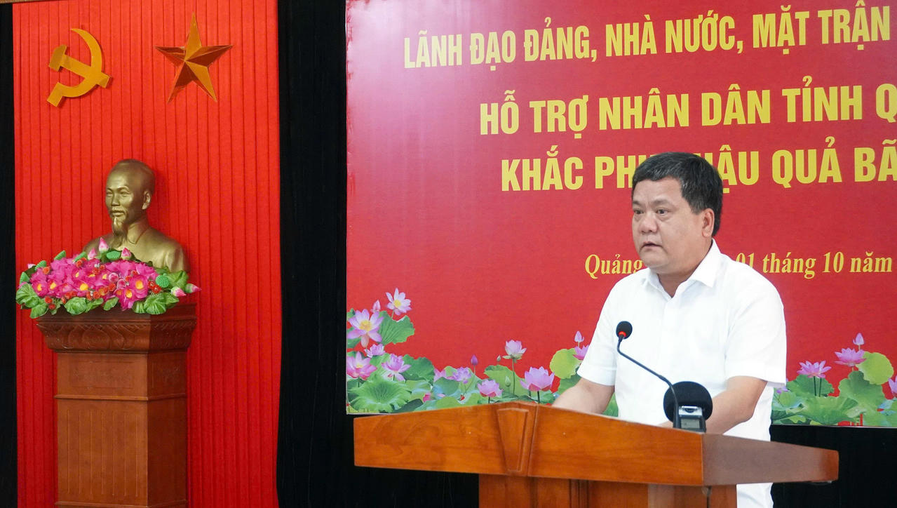 Chủ tịch UBND tỉnh Quảng Trị Trần
Phong báo cáo công tác ứng phó và khắc phục hậu quả bão số 10.